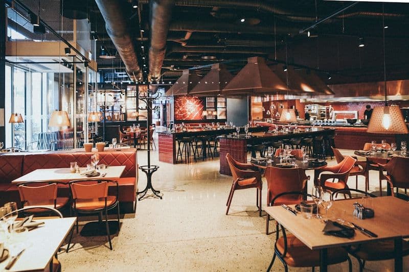 Sala de un restaurante con las mesas preparadas para el servicio