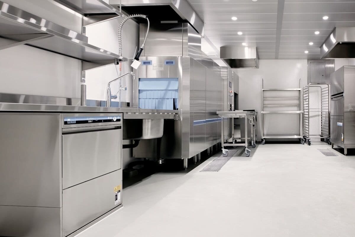 Cocina profesional de acero inoxidable vacía y limpia antes del servicio